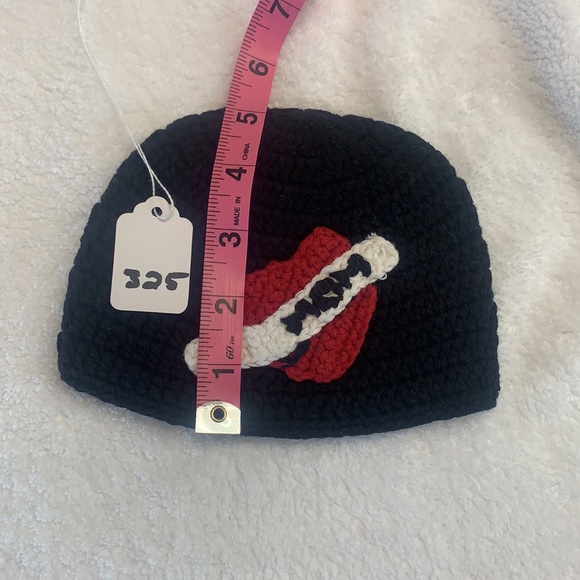 BLACK INFANT ‘MOM’ BEANIE - Picture 2 of 6